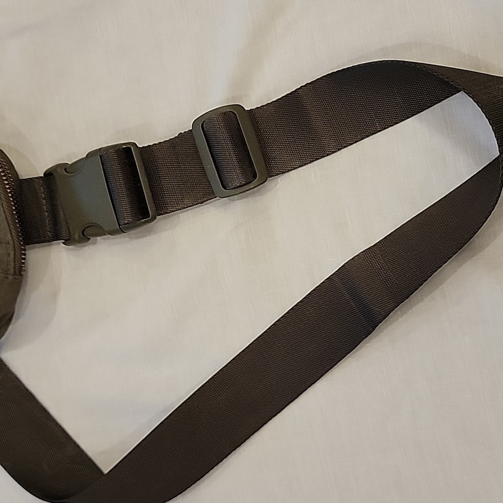 Lululemon Everywhere Belt Bag Army Green - Picture 8 of 13
